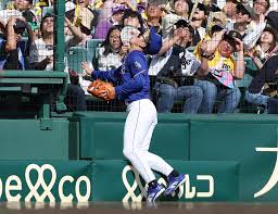 【アクシデント】中日福永裕基がカメラマン席に頭からダイブ ...