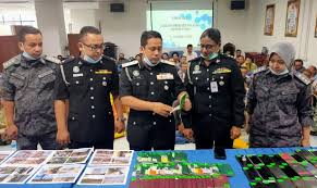 Jabatan imigresen malaysia adalah sebuah agensi di bawah kementerian dalam negeri yang menyediakan perkhidmatan kepada warganegara malaysia, penduduk tetap dan warganegara asing yang berkunjung ke malaysia. 37 Pati Ditahan Di Pasar Borong