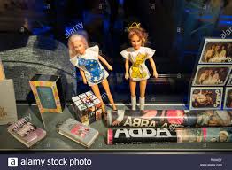 Abba is a swedish pop music group, who had many hits in the 1970s in stockholm and early 1980s. Einige Der Vielen Kinder Kinderspielzeug Puppen Poster Spiele Rubik S Cube Im Abba Museum In Stockholm Schweden Stockfotografie Alamy