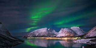 Bahwa menikmati dan memaknai sebuah momen tak selalu harus diabadikan dengan jepretan kamera. Northern Lights In Senja Northern Norway