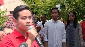 Gibran rakabuming raka, putra presiden joko widodo, dan bobby nasution, menantu presiden, diproyeksikan memenangkan pilkada di solo dan proyeksi menang. Peluang Gibran Anak Jokowi Menang Di Pilkada Solo Analis Sejarah Baru Presiden Punya Anak Walikota Tribunnewsmaker Com