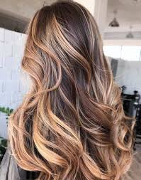 Balayage, tie and dye, gelée éclaircissante ou encore décoloration pour un effet radical, de nombreuses techniques beauté existent pour blonde ou brune, get the look vous donne tous les conseils pour adopter et protéger le blond polaire. Balayage Blond Quelle Nuance Choisir Pour Ses Cheveux