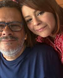 Parabéns, minha filha caçula, @alexandra.galindo!!💛🎉🤩🥳💛 que seu ciclo  comece com leveza. Filha, você é possuída de fé, que move  montanhas…🍁🥂🥂🌺💐💐🍁🍁🍁. Tenho muito orgulho da mulher maravilhosa que  se tornou. Deus esta presente