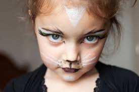 Maquillage pour halloween facile comment se maquiller en chat diable pour halloween dans la beauté selon caro, caro nous montre comment fard gras noir et blanc, à partir de 20 euros crayon khôl noir et blanc, 14,60 l'un sang artificiel épais , à partir de 29 euros bloc 6 éponges, 7,30 euros un. 10 Maquillages Faciles A Realiser Maquillage Chat Maquillage Et Costume D Halloween Halloween Pour Enfants