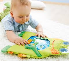 Mit eineinhalb jahren können sie frei laufen und mit zwei jahren treppensteigen. Mobilitat Wie Ein Baby Krabbeln Und Laufen Lernt Und So Die Welt Entdeckt Haba Erfinder Fur Kinder