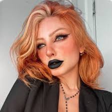 Lindsay Woods's Instagram, Twitter & Facebook