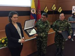 Esa entidad dijo que el ejército había dado un anticipo de 700 millones por un contrato de llantas que nunca llegaron. Secretaria Social Entrego Al Ejercito Nacional Reconocimiento Por Ser Una Empresa Que Teje Y Protege Familias