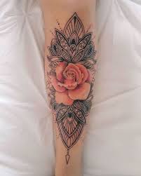 Le dessin d'une fleur de lotus tatoué sur le bras ou le poignet fait donc subtilement passer un message spirituel aux personnes attentives. 1001 Idees De Tatouage Fleur De Lotus Et Son Symbolisme