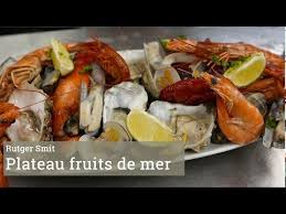 In De Keuken Van Restaurant Thijs In Amsterdam Laat Chef Rutger Smit De Roemruchte Tijden Van Dikker Thijs Herleven Kreeftrecepten Broodjes Garnalen Recepten