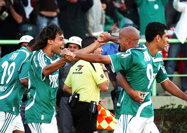 RELEMBRAR É VIVER: Com Valdívia em campo, Palmeiras venceu o Vasco por 2 a 0 no São Januário, em 2008