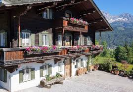 Das foto zeigt hans siegl vor dem bergdoktorhaus. Der Bergdoktor Drehort Arztpaxis Dr Gruber Anderswohin