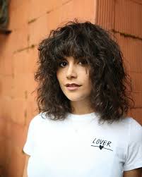 La combo capelli mossi con frangia è perfetta per al prossima stagione. Tagli Capelli 2021 Medi In Base Alla Forma Del Viso Archzine It