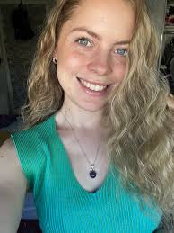 Hi! My name is Amanda, I am Chilean and have 23 years old. I study  journalism. I love children, I have always taken care of kids because I've  been babysitting babies and