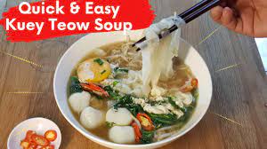 1 bungkus kuey teow 1 pokok sawi atau bakchoy semangkuk kecil taugeh 1 bungkus fish ball 2 batang fishcake 2 pokok daun. Quick Easy Kuey Teow Soup Flat Rice Noodle Soup Recipe Youtube