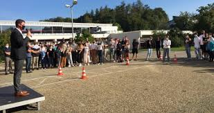 Telefonnummern, adressen und weitere informationen finden sie im bundestelefonbuch. Neuer Schulleiter Des Gymnasiums Bad Waldsee Begrusst Schulerschaft Blix Diebildschirmzeitung