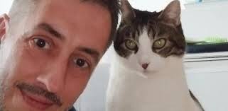 Tener que recoger a un gato muerto del suelo, cubrirlo con respeto y  esperar a que alguien se haga cargo es algo que no se olvida”: una promesa  le llevó a construir