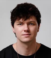 Hi everyone, My name is Hein (25), I work in facilities management at Visa  Inc, while completing my final year at unimelb. Looking to move into a  share house at the end