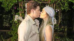 He has been married to leann rimes since april 22, 2011. Namorados Na Vida Real Lucas Santos De Carrosel E Vittoria Dutra Estrelam Beijo Em Clipe Istoe Independente