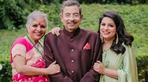 He is a indian media personality. 6b4dbino7xyfrm