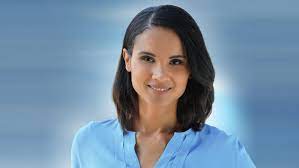 Eine reporterin von rtl hat sich vor einer schalte aus dem hochwassergebiet mit matsch eingerieben. Charlotte Maihoff Im Portrait