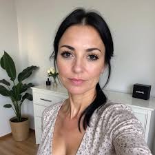 Wochenende laden . . .#tb #skirt #girl #woman #style #fashion #look #blonde  #shorthair #hairstyle #curly #curlyhair #highlights #blondehighlights  #brunette #lookgram #fashionvibes #instagrammodel #modelshoot  #personalstyle #classy #classylady #lady ...