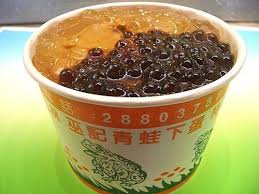 9 青蛙下蛋 青蛙下蛋 是台灣夜市著名的小吃之一 是粉圓的一種 跟香港人愛飲的珍珠奶茶的珍珠有點相似 青蛙下蛋 煮熟之後會呈現白白的一點 看起來像是青蛙卵 通常以酸酸甜甜的檸檬汁為底 或加上糖水 紅茶或綠茶 desserts food pudding