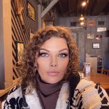 We are LIVE now buds! If you don't see the stream here everyone is hanging  at the link 👇