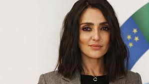 She made her film debut in ferzan özpetek's saturn in opposition (2007) for which she won the david di donatello for best supporting actress as well as the nastro d'argento for best supporting actress. Ambra Angiolini E Ritorna Sul Momento Difficile Certe Benedizioni