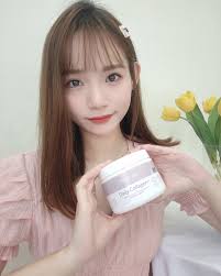 女生们想知道冻龄的秘诀吗🤭知道每个女生都希望拥有年轻漂亮、健康皮肤我也不例外🌟 所以近期帮大家尝试了一个胶原蛋白(肽)🍒就是marykay  对我来说它是（营养品级别✔️）哦🌹 每天2勺胶原蛋白(肽)，呼吸都在变美