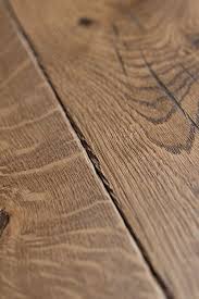 focus matiere sur le parquet en chene avec des chanfreins vieillis reference origine cuir otello collections planchers en bois fonce revetement sol parquet