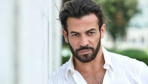 Gianni Sperti Assente A Uomini E Donne Ecco Perche Supereva