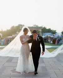 Des spécialistes sont à votre écoute et mettent en scène la robe qui vous ressemble et vous valorise. Le Mariage Bollywoodesque De Priyanka Chopra Et Nick Jonas En Inde Madame Figaro