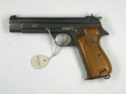 Ja den er ikke up to date anno 2018, primært grundet vægt og magasinkapaciteten men det er slet slet ikke forkert at sige det er en af de bedste pistoler man kan få, det er den stadig, bare ikke til aktiv tjeneste og det er bla. Pistol 9 Mm Sig Neuhausen P210 Forsvarets Museer Digitaltmuseum