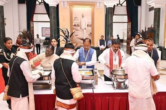 CMO Chhattisgarh | गर्व का स्वर्णिम क्षण, राष्ट्रपति भवन में गूंजा बस्तर का  गौरव। राष्ट्रपति श्रीमती द्रौपदी मुर्मु जी ने आज राष्ट्रपति भवन में ...
