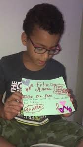 QUE GESTO MÁS LINDO DE NUESTRO NIÑO .PARA SU MADRE. LINDO ESPERTAR PARA  MAMI😘