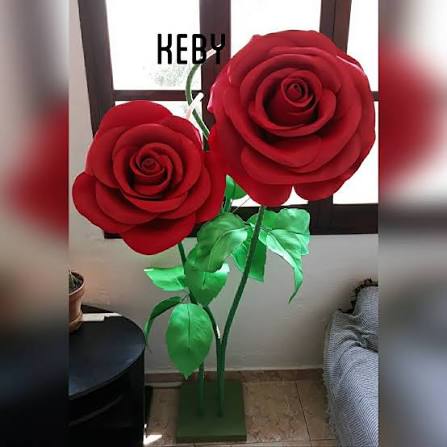 Rosas gigantes en goma Eva/foami????para tu evento o fiesta y que también se  pueden hacer como unas hermosas lámparas para decorar tu hogar ???? . . .  Puede ser el tipo de