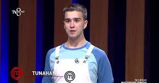 Dün yine ağladı ve türkiye'yi ağladı. Masterchef Tunahan Elendi Mi Tunahan 2 Turu Gecti Mi Yarismaci Olduguna Bakmayin Somer Sivrioglu Ve Danilo Zanna Videosunu Izle Takvim Tv