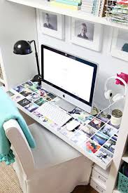 جمع صور ووضعها تحت زجاجة الطاولة لإعطاء شكل جميل واحتفاظ بالذكريات Collection Of Pictures And Put Them Under The Dorm Room Decor Dorm Desk Diy Room Decor