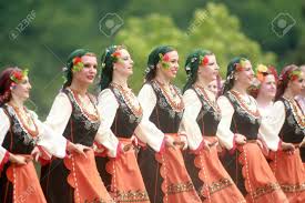 Mit selbst gemachter marmelade oder kompott wird er dann als dessert serviert. Varvara Bulgarien 5 Mai 2015 Menschen In Traditionellen Kostumen Tanzen Bulgarischen Horo Eine Wiese Nahe Dem Dorf Varvara Lizenzfreie Fotos Bilder Und Stock Fotografie Image 68009373