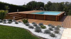 mathieu braly installa piscina fuori terra in legno con spiaggia e terrazza in piscina fuori terra piscine fuori terra idee giardino pallet