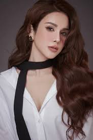 Poster Diệp Lâm Anh 'phủ' rộng khắp khi tham gia 'Đạp gió' bản Việt