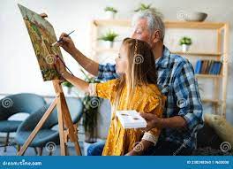 Retrato De Abuelo Anciano Enseñando Pintura a Niños. Tiempo Familiar Feliz  Foto de archivo - Imagen de desarrollo, estudio: 230248260