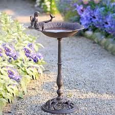 Elfen Und Vogel Baden Nur Zu Gern Im Kuhlen Nass Dieser Vogeltranke Garten Deko Garten Marchen Garten