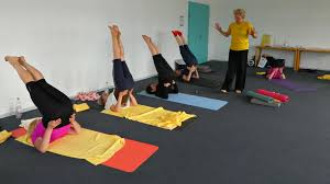 Sie können bestimmt noch kuh und katze, beim herabschauenden hund dürften ungeübte schon ihre probleme haben. Yoga Wochenende In Der Jugendherberge Lauenburg