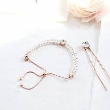 Wir bringen die neusten trends für die braut oder den bräutigam von den messen in barcelona, düsseldorf, rom, mailand oder madrid, wie z.b. Abrazi Jewelry Brautkleider Accessoires 2021 Designer White And Night