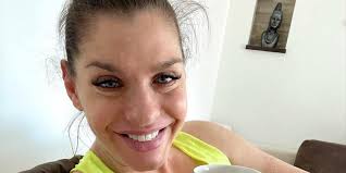 A műsor segítségével nemcsak főzőtudásán csiszolhatott, hanem szerelemre is talált. Megszuletett Der Heni Gyermeke