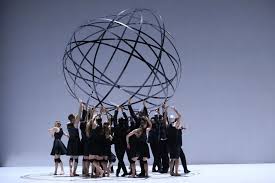 聚焦中国上海国际艺术节| 这支欧洲最前卫的舞团会玩，一边跳舞一边朗诵，舞者都是多面手