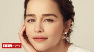 Jason momoa and emilia clarke reunite to see if he can still 'bench press a khaleesi'. Emilia Clarke On The Book That Helped Her To Grieve For Her Dad Bbc News