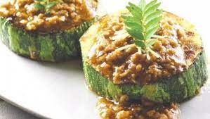 Put the minced pork in a pan and fry on medium heat using a whisk to separate. Fried Marrow With Minced Pork Cookbuzz