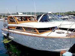 This vessel is loaded, flat screen, dvd player, six disc cd player, am/fm cd player, and sirious sat. A Gorgeous And Well Equipped Classic Recently Overhauled Small Block Chevy With Direct Drive Garmin Gpsmap 225 Cabin Cruiser Classic Boats Chris Craft Boats